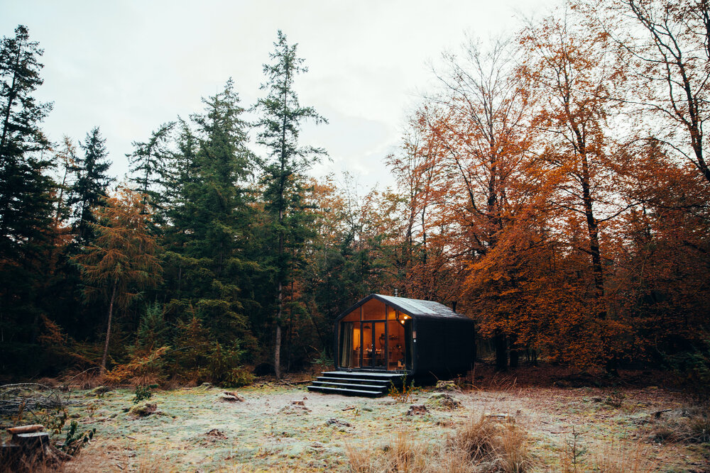 een van de mooiste natuurhuisjes in nederland is toch wel Cabiner - een concept waarbij je volledig off the grid bent. 